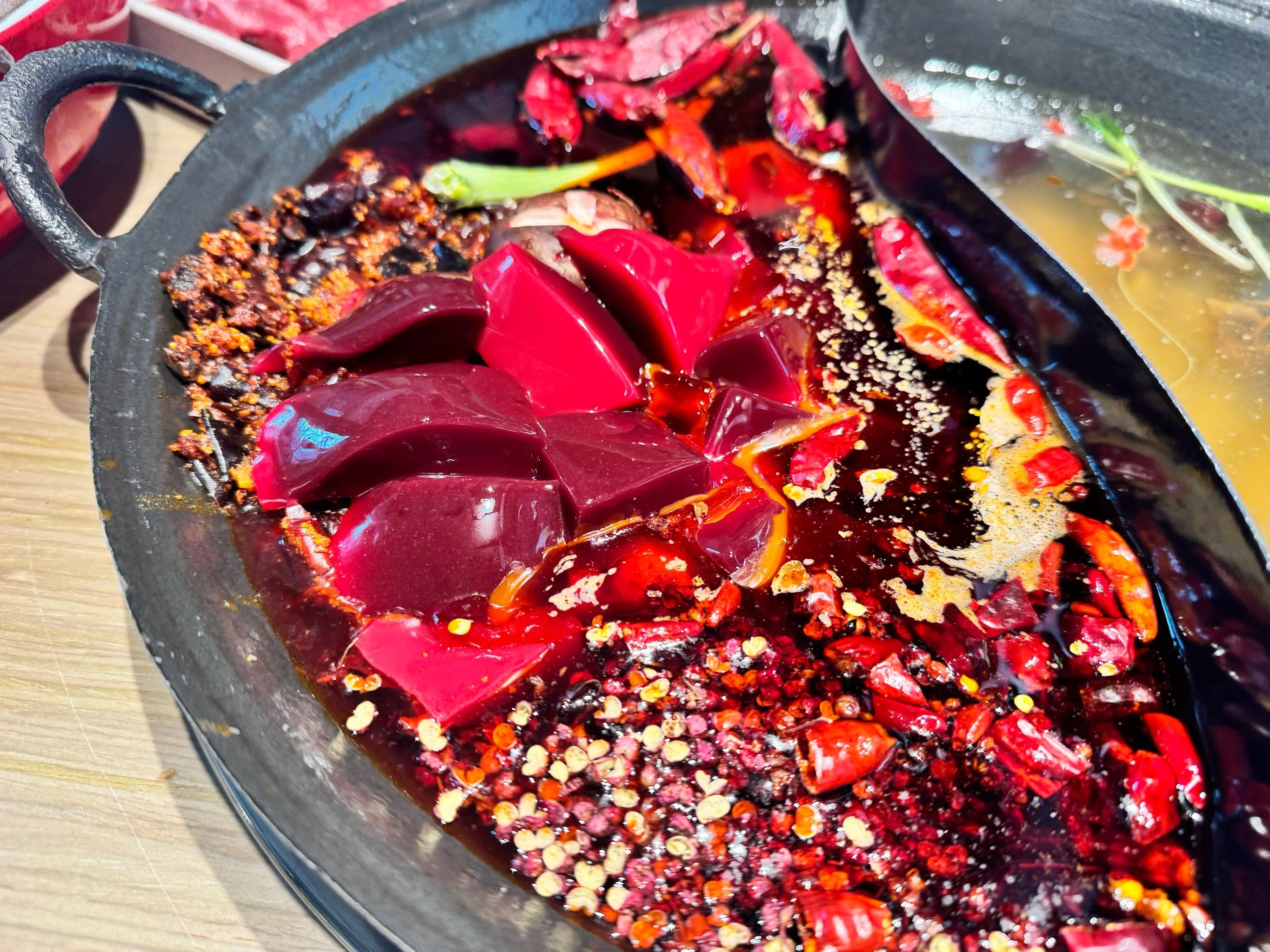 最爱他家的鲜鸭血,特别好吃,还有牛舌,麻麻的