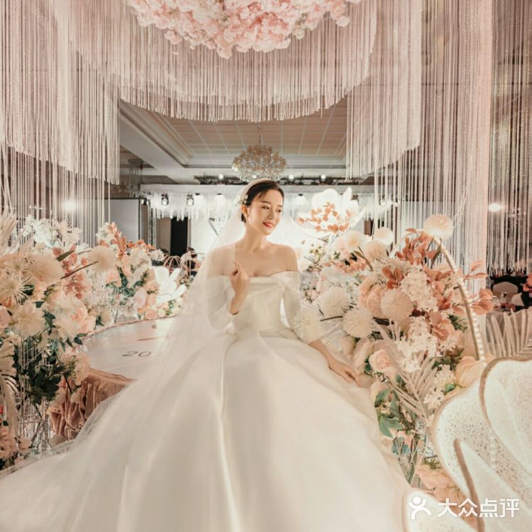 大热的缎面婚纱，你中意哪一款呢？