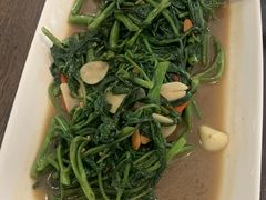 -Chom Cafe and Restaurant