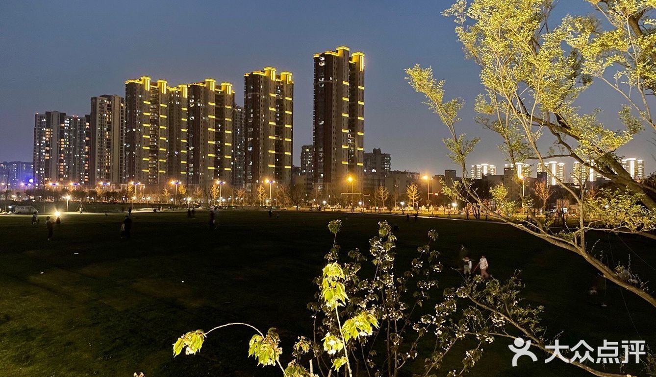 乌丫丫全是人 等喷泉️  喷  改建了 越弄越好了
