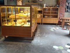 面包甜点陈列柜-啊噗吐呦现场烘焙(麦凯乐店)