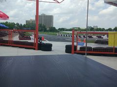 新赛道比之前那个水泥沙的跑起来痛快多了-珠海国际赛车场-卡丁车场