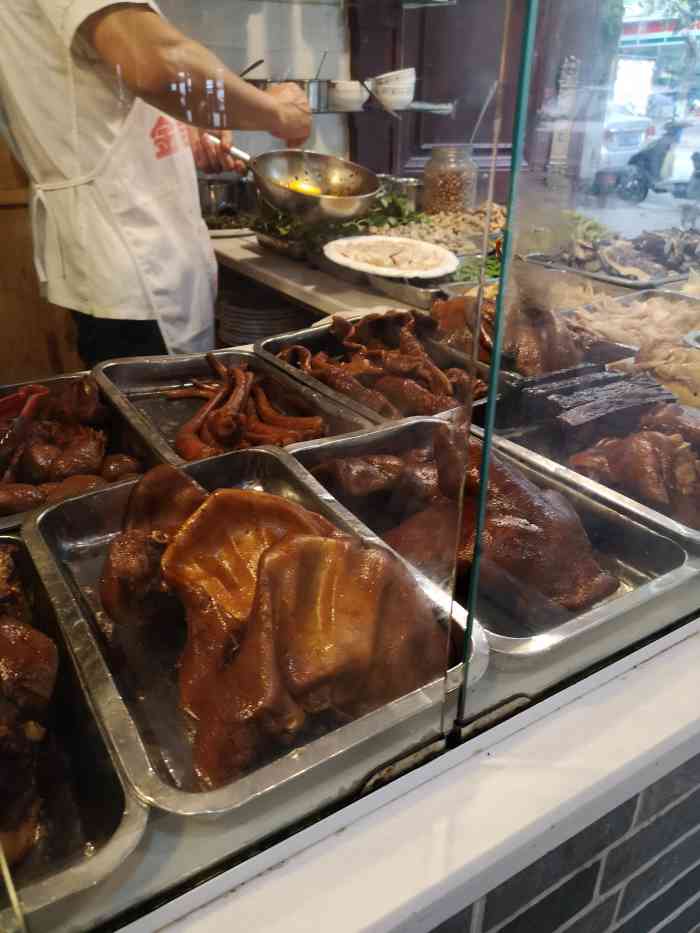 万春卤菜家常菜(长庆店)-"万春卤菜似乎是个老品牌,很常看到!前.