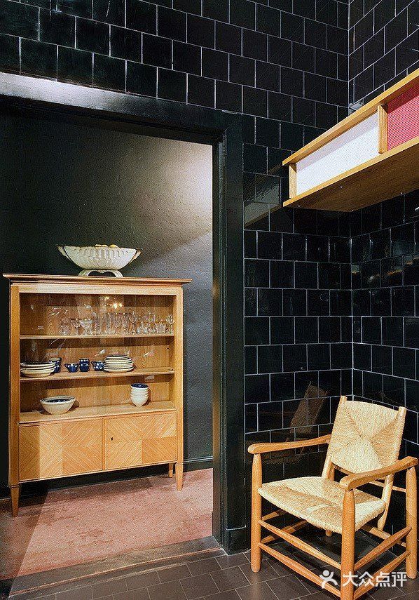 这所公寓自信沉着，性感神秘是这个家的特点，在整个暗色