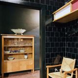 这所公寓自信沉着，性感神秘是这个家的特点，在整个暗色