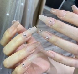 -花岐款式专研健康美甲沙龙