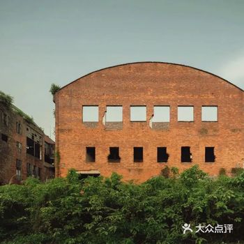 新与旧的张力碰撞，唤起对时代与城市的回忆