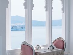 -Lake Shore Hotel & Restaurant