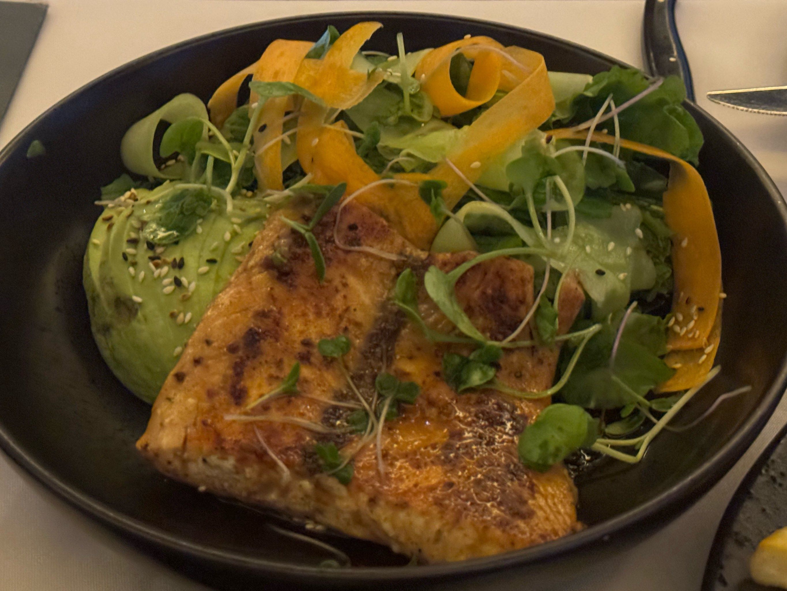 低像素的牛油果烘烤三文鱼沙拉碗