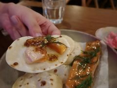 烟熏三文鱼配烤饺子皮和芥末籽酱-BOR Eatery(安福路店)