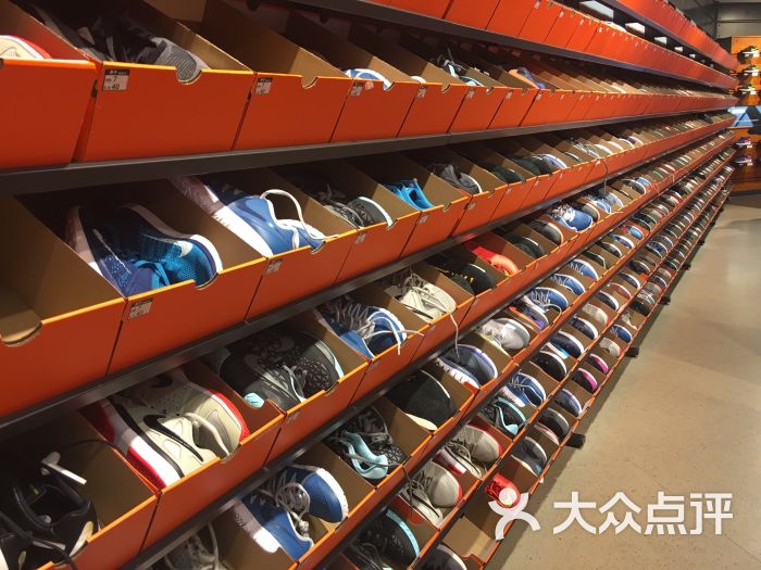巴黎春天的5楼,nike 折扣店半个月前去了青浦的奥特莱斯nike折扣店