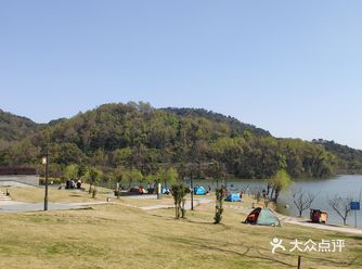 荪湖公园这里人气是真的旺，周围聚集了大批的游玩的人