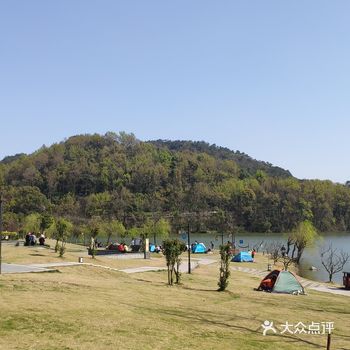荪湖公园这里人气是真的旺，周围聚集了大批的游玩的人