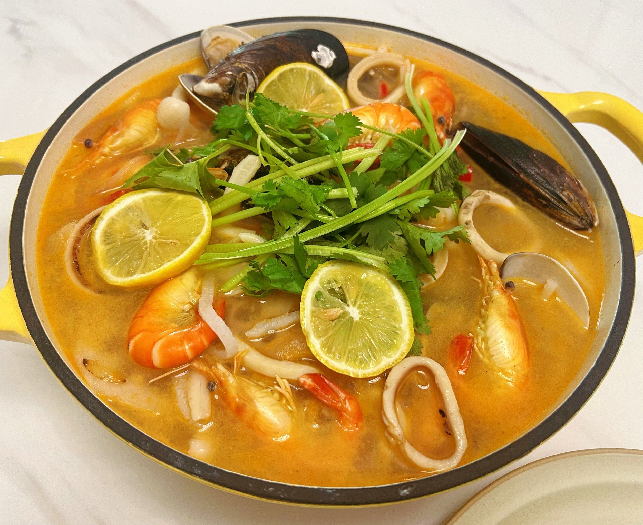 冬阴功海鲜汤搭配芒果糯米饭