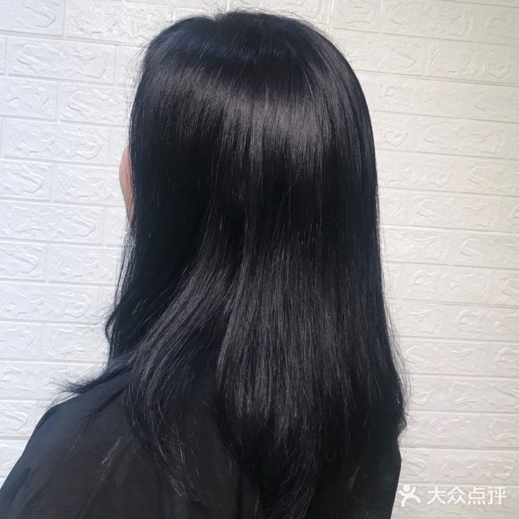 发型师建议可以染今年流行的蓝黑色