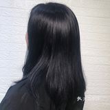 发型师建议可以染今年流行的蓝黑色