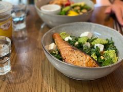 煎三文鱼牛油果色拉-Wagas沃歌斯(深圳印力中心店)