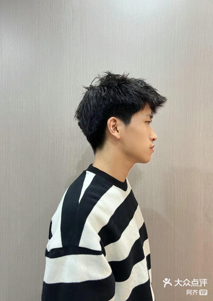 男生清爽干净高级帅气的韩式小平头