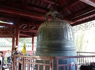 龙虎山之天师府大铜钟~天师府进门右侧走廊里有一口大铜