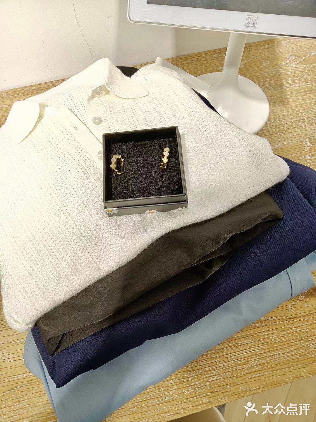 比在商场逛的衣服好看多了 而且价格便宜好多了 