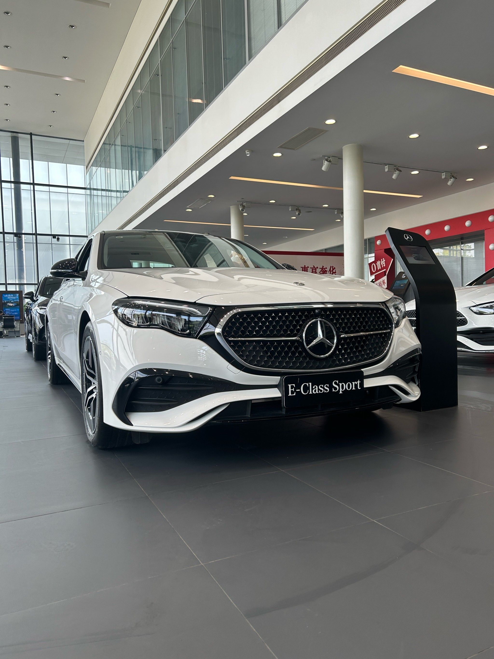 奔驰的这款纯进口的e,白色的外观也太好看了吧