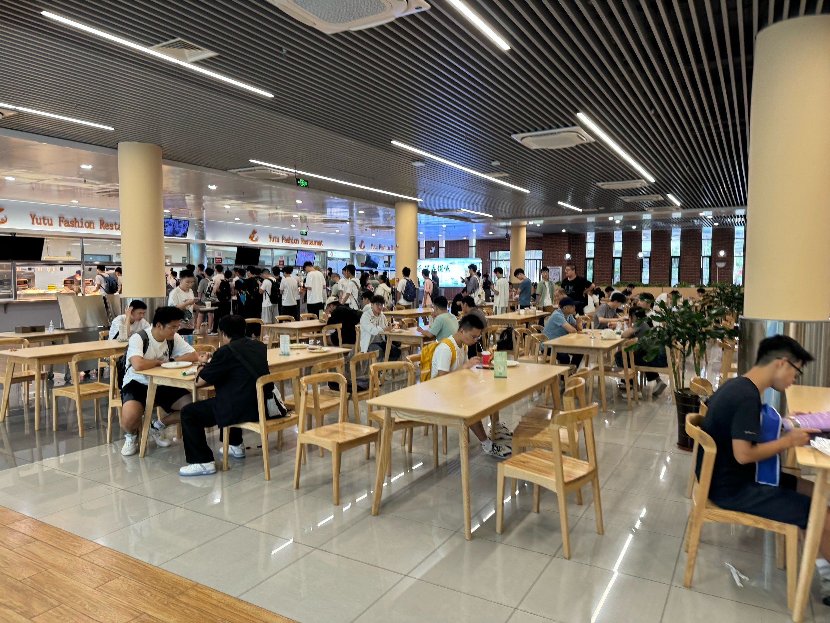 开学了,食堂 快递点爆满￼