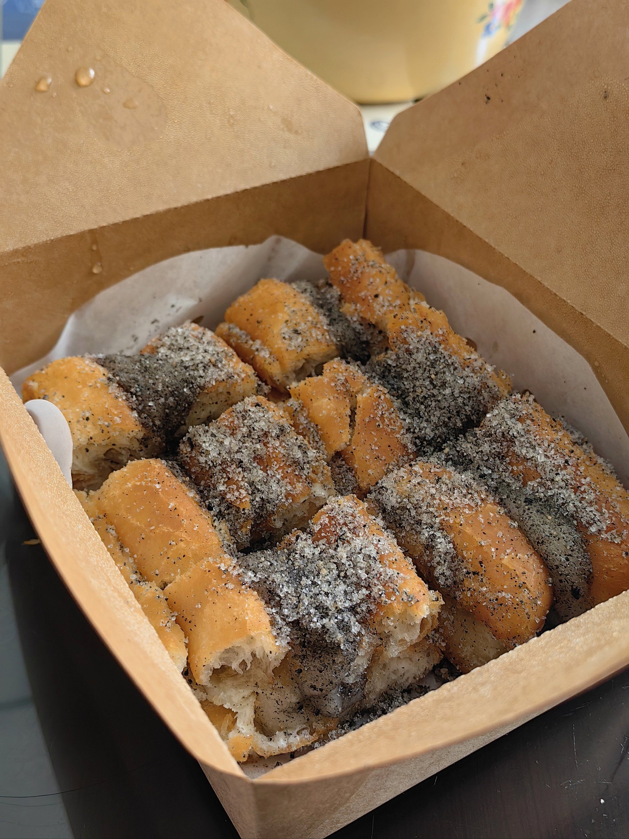 n「油条麻子粿」油条炸到酥脆划开夹上糯叽叽的麻糍,灵魂点缀是芝麻