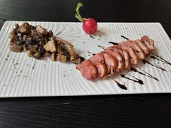 烤鸭胸配香草蘑菇沙拉-莫多多餐厅