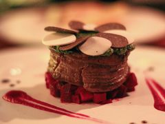 牛里脊肉配慢炒甜菜根及牛肝菌、甜菜根泥、黑松露片、白蘑菇及罗勒酱-AZUL by FUEL蓝色·法式酒馆(琶醍店)