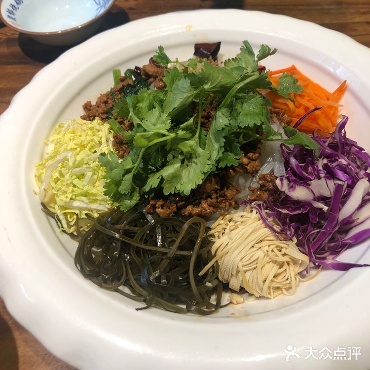 我们四个人点了一桌子菜，事实证明烧鸽子的菜量可以
