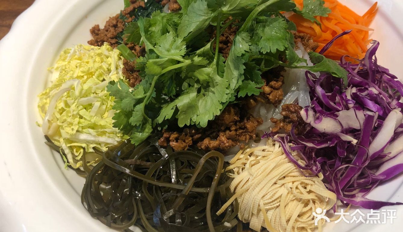 我们四个人点了一桌子菜，事实证明烧鸽子的菜量可以