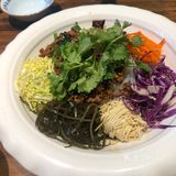 我们四个人点了一桌子菜，事实证明烧鸽子的菜量可以