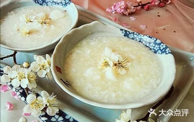 可以试试梅花粥。先将100g粳米浸泡1小时