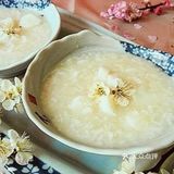 可以试试梅花粥。先将100g粳米浸泡1小时