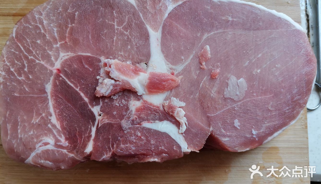 在把调好的土豆和肉架上，锅盖好，按下蒸肉按钮