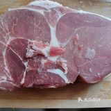在把调好的土豆和肉架上，锅盖好，按下蒸肉按钮