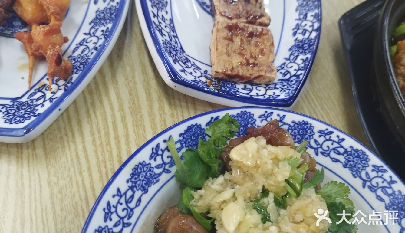 凤凰西街这家砂锅店猪蹄很好吃[呲牙]