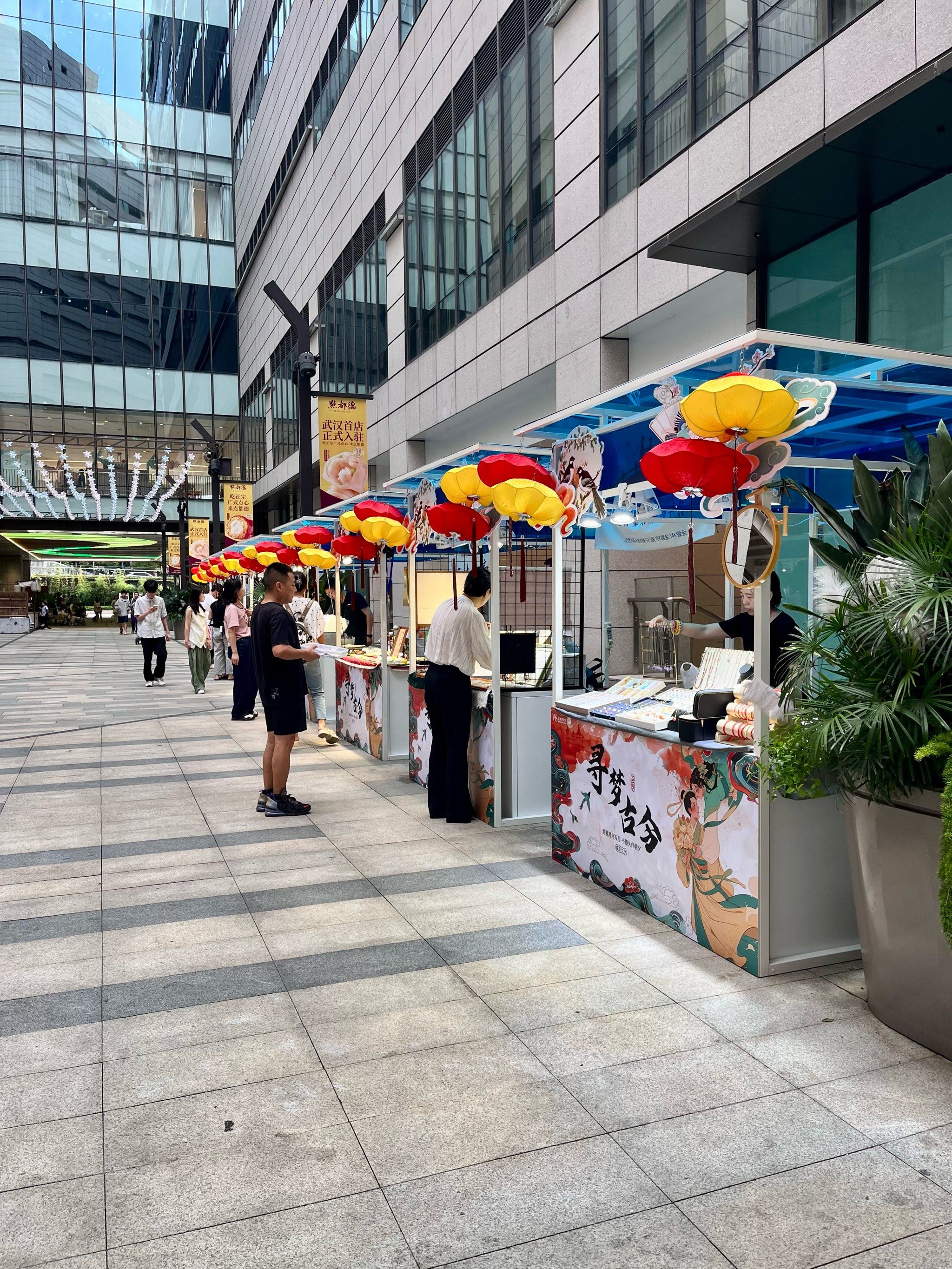 夜市摊位逛不停