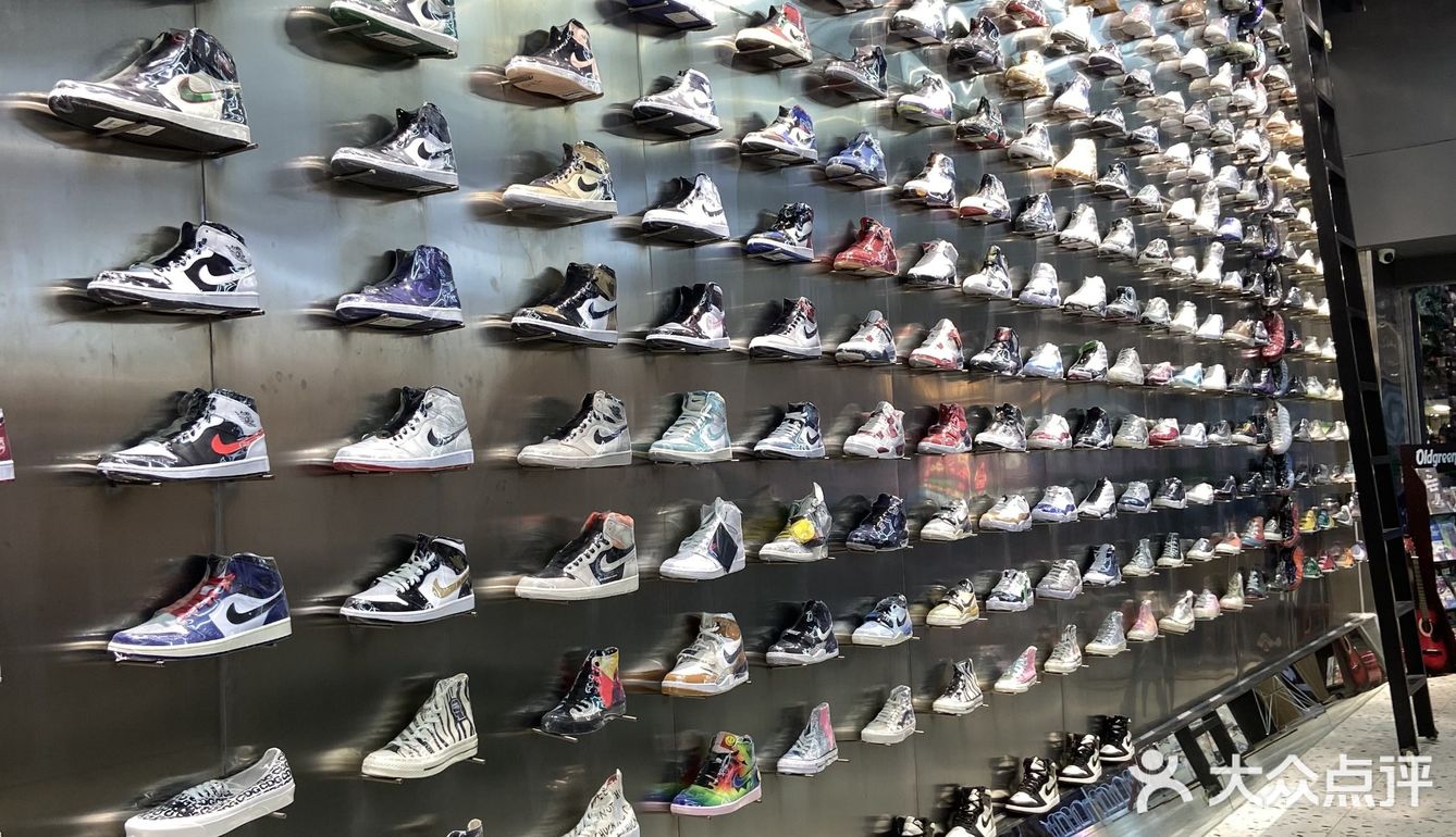 昆明潮店整面墙的潮鞋限量版限定款73