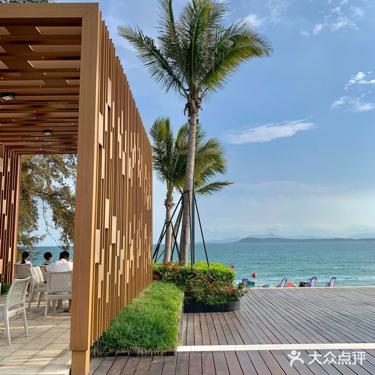 东南亚风情度假酒店，傍晚在海边日落下的晚餐