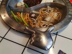 菌汤牛油鸳鸯锅-喜悦小串丹东小黄牛海鲜烧烤大排档(民主广场店)
