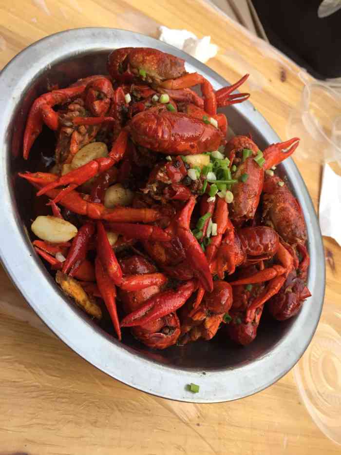 龙虾殿(宜昌二店)-"开业有段时间了,江边,平时摊位都摆到外面.