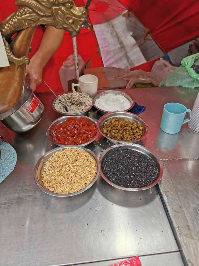 李村夜市金泰莲子粥-"李村夜市上最火的摊位之一,基本上每次经过.