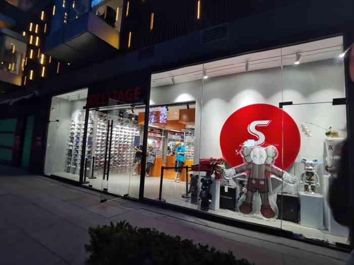 solestage(三里屯太古里店)-"屯里名气最大的球鞋店,sneakers的.