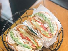 香煎鸡胸牛油果贝果明治-BIG BAGEL(永康路店)