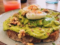 牛油果煮蛋吐司-RAC BAR(安福路店)