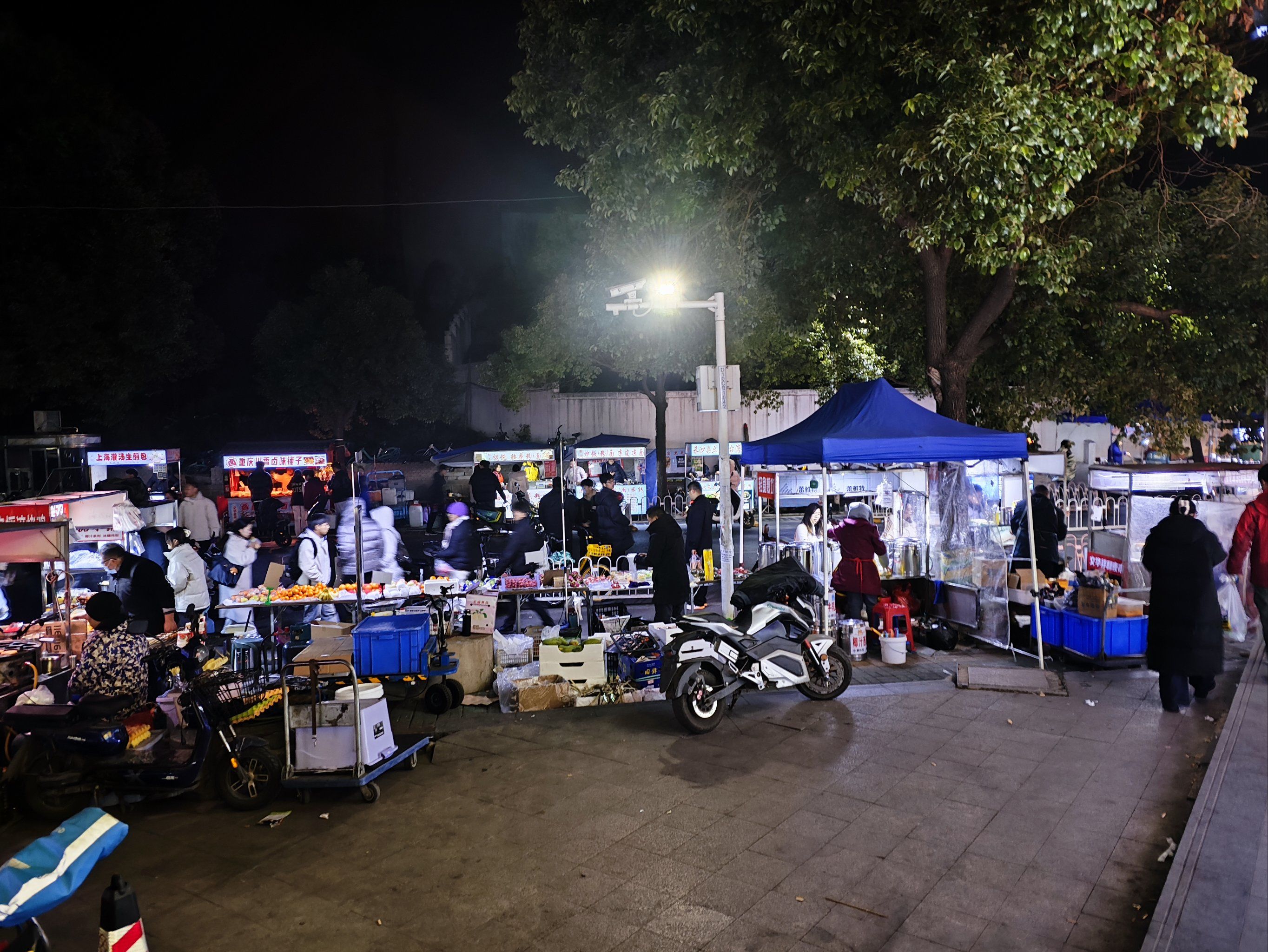 夜市摊位逛不停