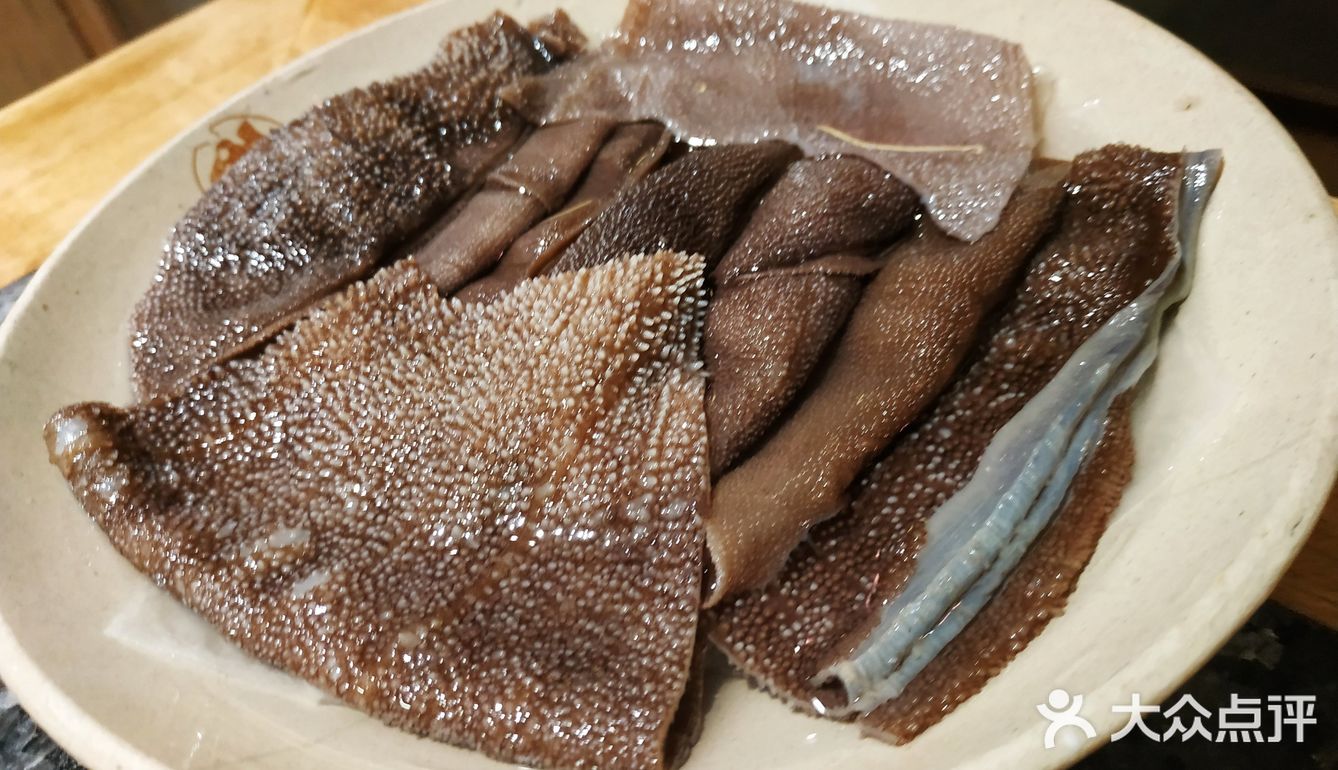 人不是很多，因为不能吃辣另外点了一整个菌汤锅