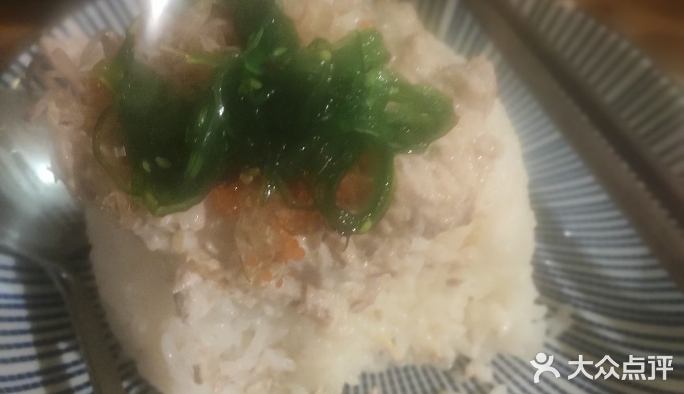 环境还可以吧，当时去的人挺多的，所以就坐在了吧台上面