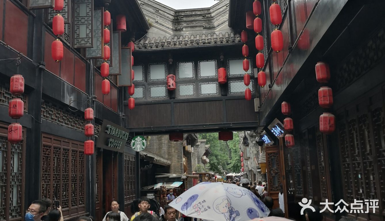 锦里古街游客的四川特色小吃街